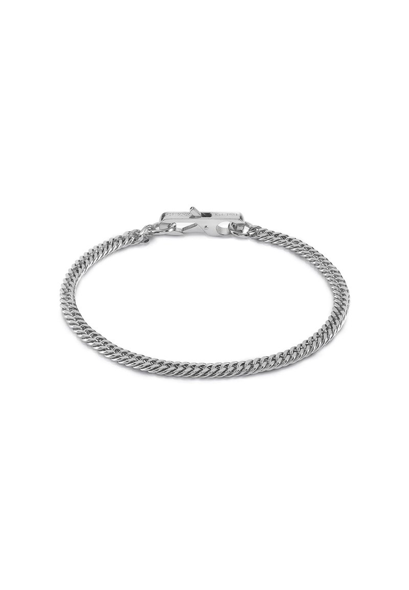 Bracelet en chaîne en argent avec des maillons torsadés et un fermoir en homard. Sa texture lisse et sa finition polie mettent en valeur son design contemporain.