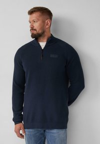 Marineblaues Hochkragen-Pullover mit strukturiertem Strickmuster und einem halben Reißverschluss. Verfügt über ein kleines Logo auf der Brust und gerippte Bündchen.
