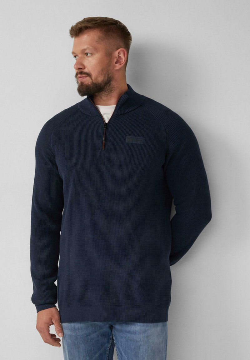 Marineblaues Hochkragen-Pullover mit strukturiertem Strickmuster und einem halben Reißverschluss. Verfügt über ein kleines Logo auf der Brust und gerippte Bündchen.