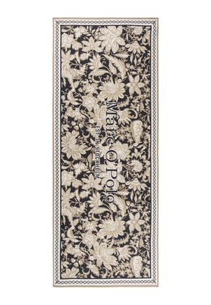 Prostokątny czarno-beżowy szalik w kwiatowy wzór z tekstem „Marc O'Polo EST. IN STOCKHOLM” wyśrodkowanym pionowo.