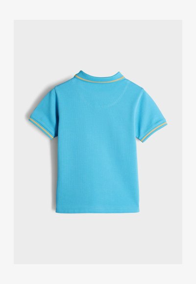 Blå kortärmad polo-shirt gjord av texturerat tyg, med krage och gul trim längs ärmarna.