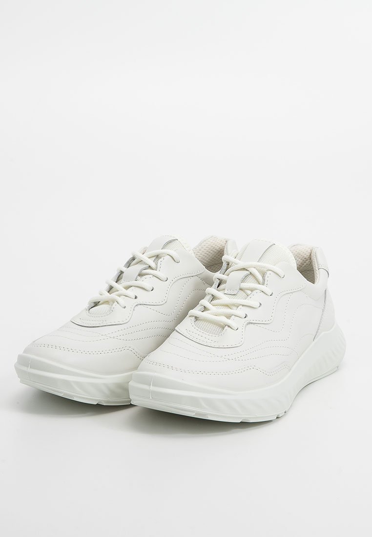 Zapatillas blancas con parte superior de cuero liso, acentos texturizados, punta redonda, cuello acolchado y suela de goma con una ligera elevación.