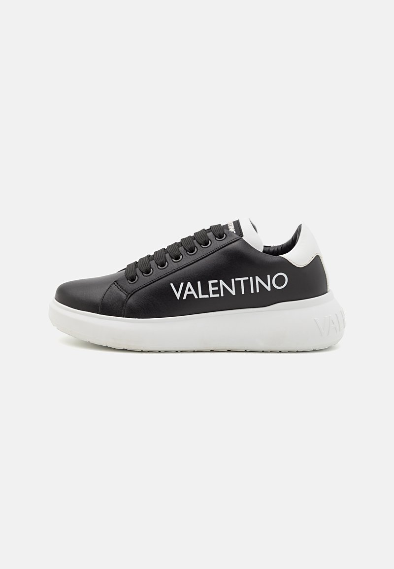 Must musta tossud valge tallaga, ümarate varvastega, paelatega ja küljes "VALENTINO" brändinguga.