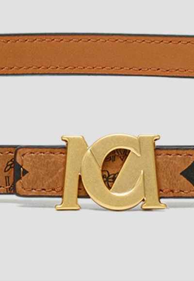 Tan leren riem met een gouden logo-buckle met een gestructureerde afwerking, gedetailleerd met donkere patroonelementen op de band.