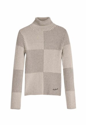 Pulover cu guler înalt bej, cu dungi late alternante în nuanțe deschise și închise, cu un logo subtil brodat la orălul inferior.