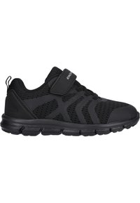Zapatilla deportiva negra con parte superior de malla, cuello acolchado, cinta de Velcro y suela de goma que presenta patrones de textura para proporcionar tracción.