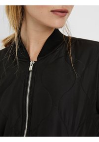 Vero Moda Bomberjacka - black