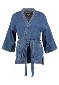 Chaqueta envolvente de mezclilla en azul medio. Presenta mangas amplias, una cintura ceñida con cinturón y dos bolsillos delanteros. La tela tiene un aspecto texturizado.