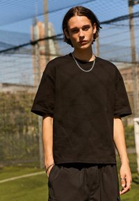 Next REGULAR FIT - EDIT CROPPED FIT - T-shirts print - black