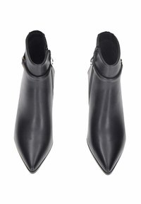 Stivali neri alla caviglia con punta affusolata e finitura in pelle liscia. Presentano una cerniera laterale e un design elegante. Nessun hardware o motivo visibile.