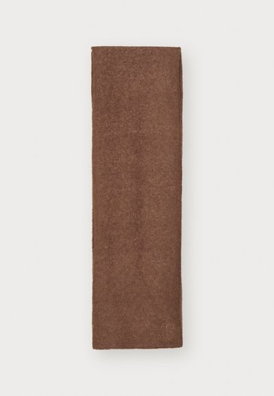 Brun uldhalstørklæde, rektangulær form, blød struktur, minimalistisk design, med et subtilt logo i den ene ende.