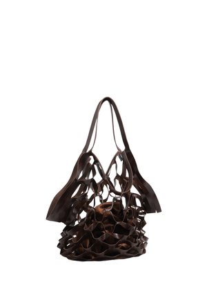 Bolsa tote marrón de tejido abierto con correas anchas, que contiene dentro una bolsa de tela marrón a juego.