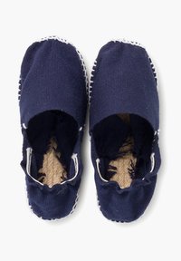 Espadrilles en toile bleu marine avec des ouvertures élastiques sur les côtés et des coutures blanches. L'intérieur est en jute avec une finition texturée.