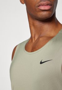 Nike Performance READY - Top - light army/black