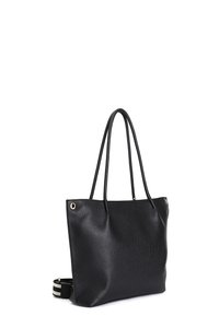 Svart läder tote-väska med en texturerad yta, två långa remmar och guldackenter. Har en avtagbar randig axelrem.