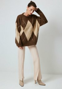 Touché Privé DROP SHOULDER DIAMOND PATTERNED  - Trui - brown