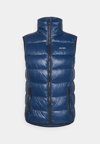 Mörkblå kviltad ärmlös vadderad väst med hög krage, frontdragkedja, två fickor med dragkedja och "HUGO"-logga på bröstet.