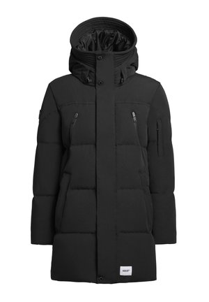 Černý péřový kabát s vysokým límcem a kapsami na zip. Obsahuje zapínání na knoflíky a štítek s logem, vyrobený z odolné, strukturované tkaniny.