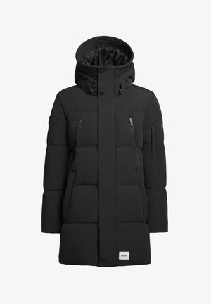 Černý péřový kabát s vysokým límcem a kapsami na zip. Obsahuje zapínání na knoflíky a štítek s logem, vyrobený z odolné, strukturované tkaniny.