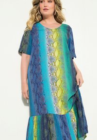 Helles blaues und grünes Schlangenprint-Kleid mit kurzen Ärmeln, V-Ausschnitt und gestuftem Saum; glatte Textur.