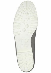 Suola grigia di scarpa con un robusto fondo in gomma bianca. Il battistrada presenta diverse trame e motivi, con linee diagonali e forme incrociate.