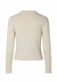 Suéter de punto acanalado color crema con mangas largas y un amplio cuello doblado, visto desde atrás.