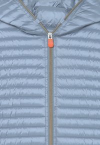 Lys blå pufferjakke med quiltet design, guld lynlås og orange trækhåndtag. Inkluderer en hætte og glat, skinnende tekstur.