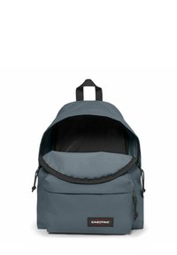 Zaino in tessuto grigio con parte superiore arrotondata, chiusura a cordoncino, grande tasca frontale e un'etichetta con logo sul davanti. L'interno è di colore nero.