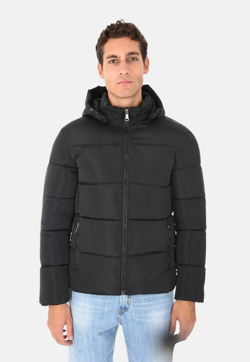 Giubbotto nero a vento con zip frontale e cappuccio. Presenta cuciture verticali, tasche laterali e una texture liscia e lucida.