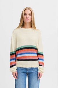 Crème-kleurige gebreide trui met meerkleurige horizontale strepen in rood, blauw, groen, zwart en roze. Heeft lange mouwen en een ronde halslijn.