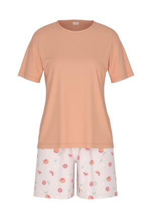 Ferskenfarvet kortærmet top med rund halsudskæring kombineret med hvide shorts med frugtmønstre og pink accenter på en stribet baggrund.