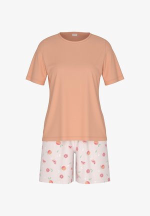 Ferskenfarvet kortærmet top med rund halsudskæring kombineret med hvide shorts med frugtmønstre og pink accenter på en stribet baggrund.