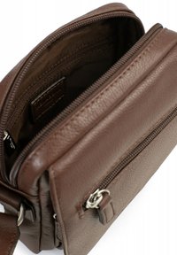Borsa a tracolla in pelle marrone con superficie texture, chiusura con zip, e un interno spazioso con rivestimento liscio e tasca piccola.