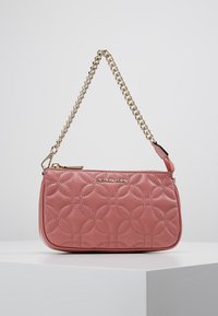 Borsa a tracolla in pelle rosa con motivo circolare trapuntato, tracolla in catena dorata e chiusura a zip. Logo "MICHAEL KORS" impresso sulla parte frontale.