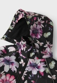 Giacca a cappuccio floreale nera, con grandi fiori rosa e viola, chiusura con zip e una morbida fodera interna.