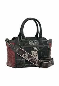 Borsa nera e bordeaux con materiali testurizzati, motivo trapuntato, accessori in argento e una tracolla removibile con un design grafico.