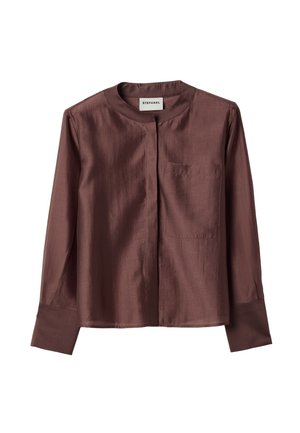 Bruine satijnen blouse met een ronde halslijn, knoopsluiting aan de voorkant, lange mouwen en een klein borstzakje. Gladde textuur met een lichte glans.