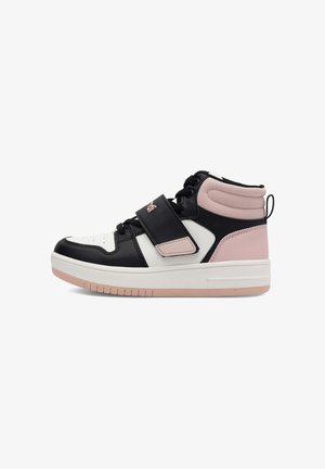 Sneaker alta con pannelli neri, bianchi e rosa, dotata di lacci neri e di una cinghia nera a metà piede su una suola bianca.