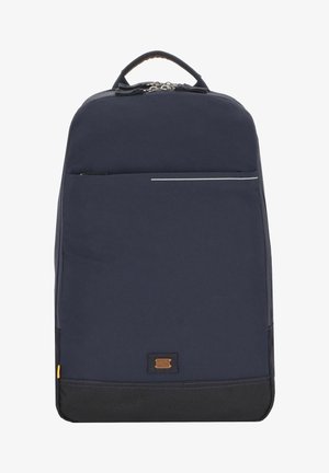 Dunkelblauer Rucksack mit glatter Textur, einer vorderen Reißverschlusstasche, einem reflektierenden Streifen und einem braunen Lederakzent am Boden. Rechteckige Form.
