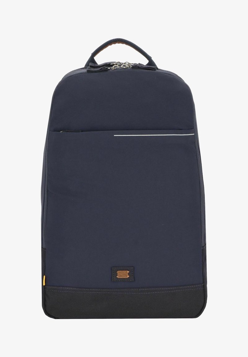 Zaino blu navy con una texture liscia, tasca anteriore con zip, striscia riflettente e accento in pelle marrone alla base. Forma rettangolare.