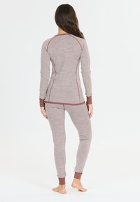 Lätt, grå långärmad thermotopp och matchande byxor med en strukturerad yta, bruna detaljer och en figurnära design med ribbade ärmslut.