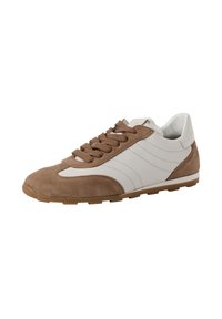 Braune Wildleder- und weiße Leder-Sneaker mit abgerundeter Zehenpartie, braunen Schnürsenkeln und einer strukturierten Gummisohle mit minimalem Profil.