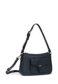 Borsa a spalla in pelle blu scuro con una finitura testurizzata, dotata di una tasca anteriore con patta chiusa da una fibbia e di una tracolla regolabile.