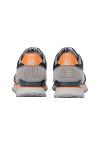 Calzado con parte superior de tela azul marino, acentos de ante gris y detalles naranjas. Suela texturizada con marca y un collar acolchado.