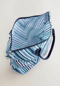 Geantă mare tip tote, cu un model multicolor de dungi în zigzag în nuanțe de albastru și alb, având închidere cu fermoar și două mânere din material textil.
