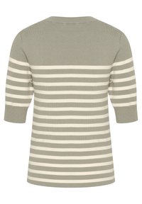 Grau gestreifter Strickpullover mit Dreiviertelärmeln. Besitzt abwechselnd breite und schmale weiße Streifen. Runder Ausschnitt und weiche Textur.