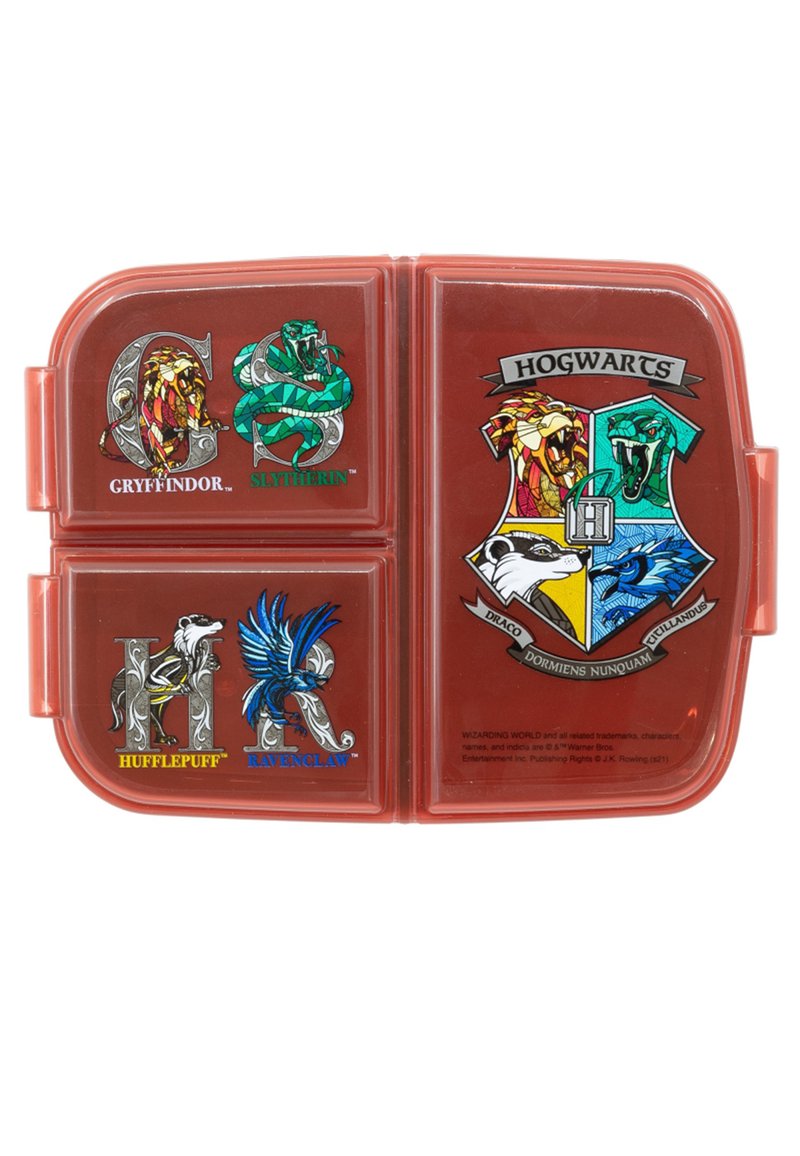 Lunchbox im Hogwarts-Design mit einem durchsichtigen roten Kunststoffexterieur. Vorne sind die Wappen der Häuser Gryffindor, Slytherin, Hufflepuff und Ravenclaw abgebildet.