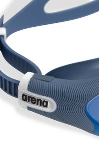 Modré silikonové plavecké brýle mají texturovaný pásek s bílými a šedými prvky. Design obsahuje logo a nastavitelné prvky.