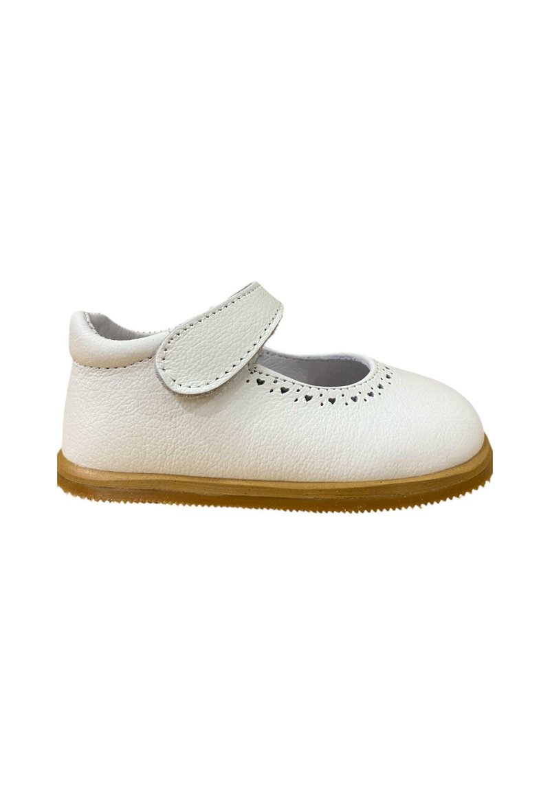 Zapato de cuero blanco con punta redondeada, correa de velcro ajustable y detalles decorativos perforados. Suela de goma con agarre texturizado.