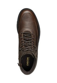 Stivale ankle in pelle e suede marrone, con punta rotonda, sistema di lacci e marchio Geox sulla soletta. Suola testurizzata e resistente.